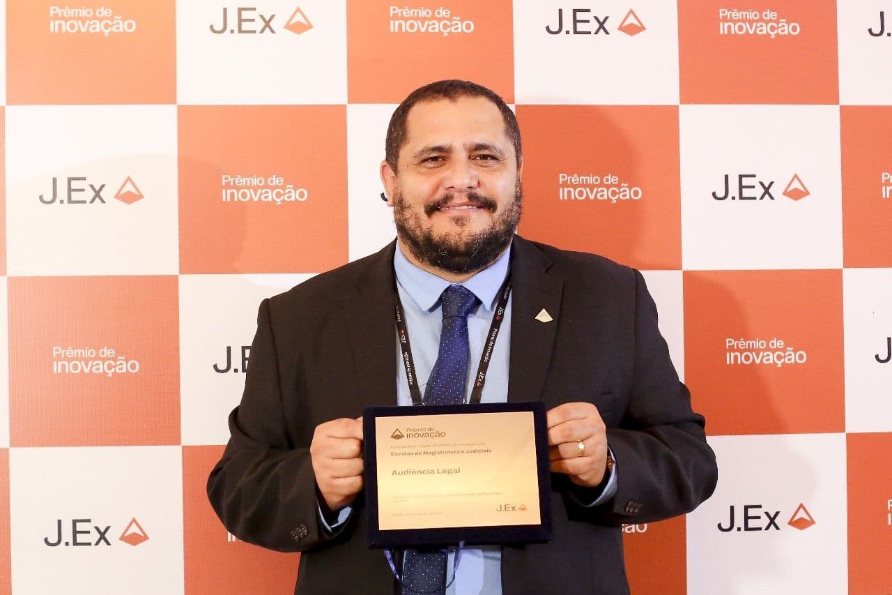 O Juiz Robledo Moraes Peres de Almeida durante a premiação