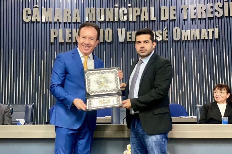 O Presidente da ANAMAGES, Juiz Carlos Hamilton Bezerra Lima, recebe o Título das mãos do Vereador Bruno Vilarinho