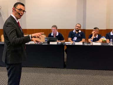 O palestrante apresentou um assistente virtual que possui dezenas de funções integradas que podem auxiliar o dia a dia dos magistrados. 
