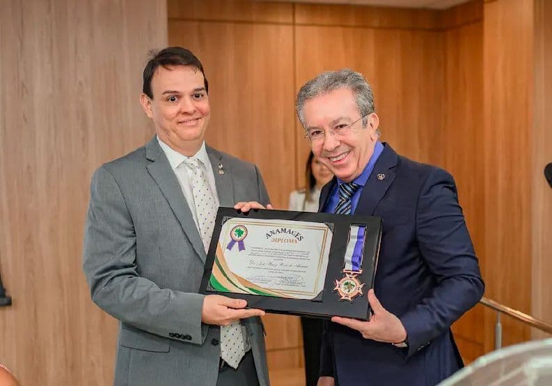 O Presidente da ANAMAGES Juiz Carlos Hamilton Bezerra Lima entrega a Medalha ao Juiz Hercy